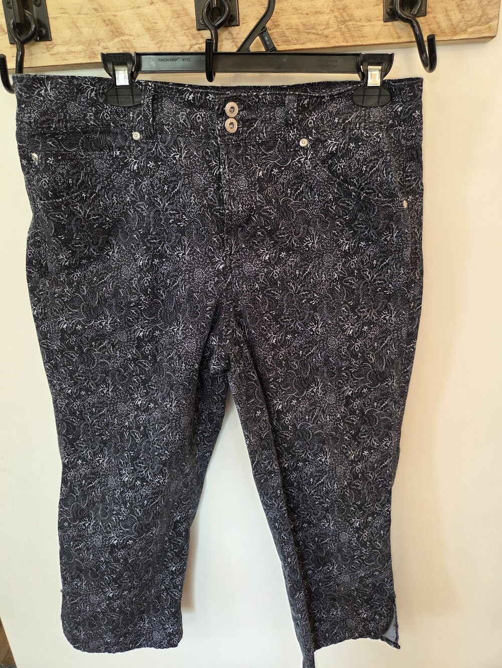 Women's Stretch Capri Pants Size 14 Black & White Floral Paisley Bandolino Blu